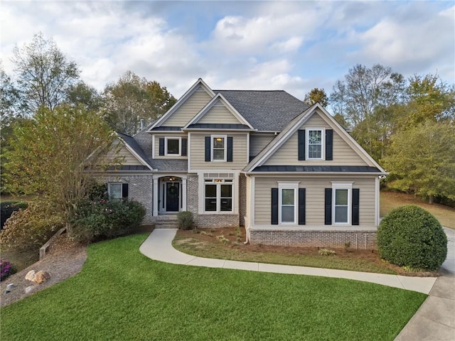 craftsman-style house featuring a front yard