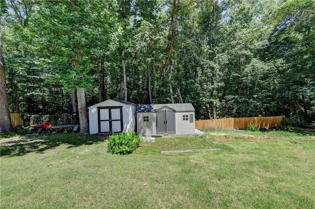 view of yard featuring a storage shed