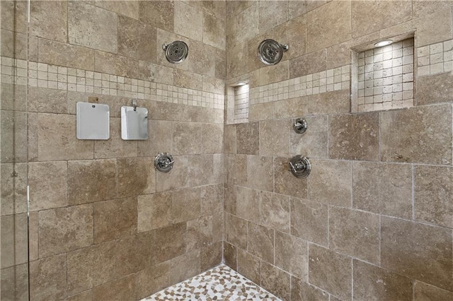 bathroom featuring a tile shower