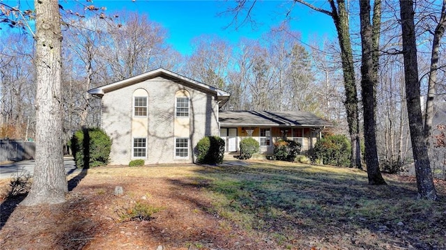 view of front of property featuring a front lawn