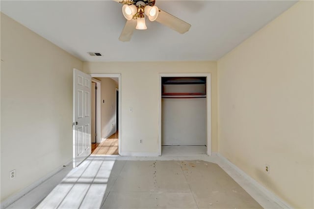 unfurnished bedroom featuring ceiling fan and a closet