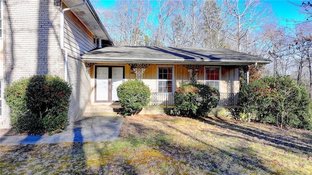 view of front of house featuring a front yard and a porch