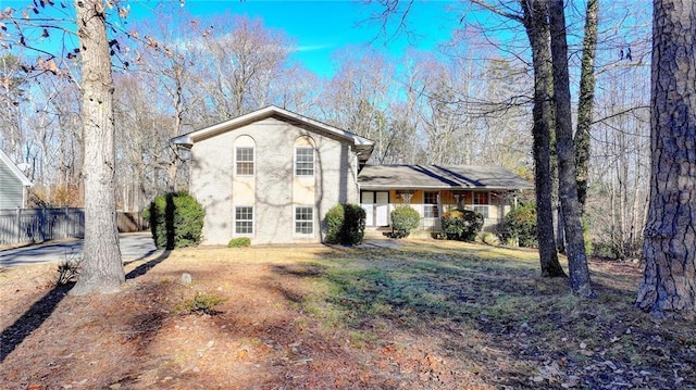 view of front of property featuring a front lawn