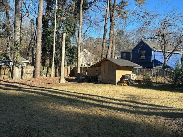 view of yard with a storage unit