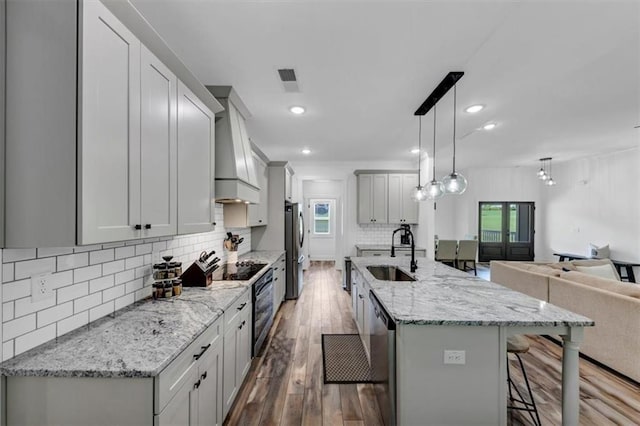 1021 Windsor Creek Dr, Madison, GA 30650 - kitchen with stainless steel appliances, a kitchen bar, healthy amount of natural light, open floor plan, and recessed lighting
