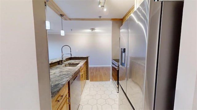 kitchen featuring sink, hanging light fixtures, light wood-type flooring, appliances with stainless steel finishes, and ornamental molding