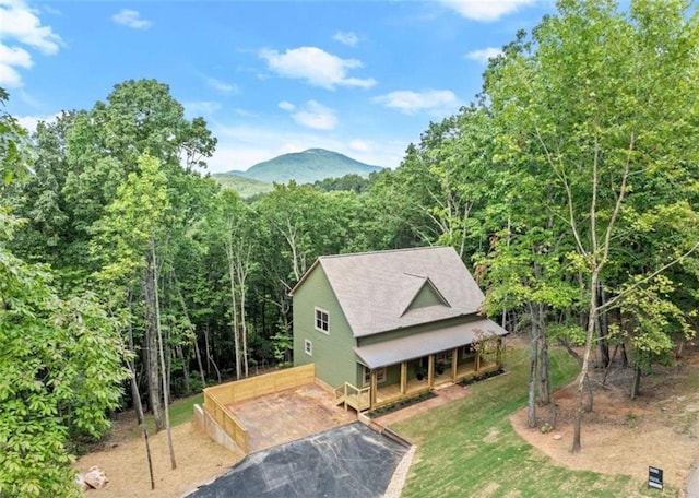 birds eye view of property featuring a mountain view