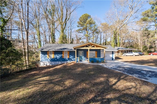 view of front of property with driveway, covered porch, and fence