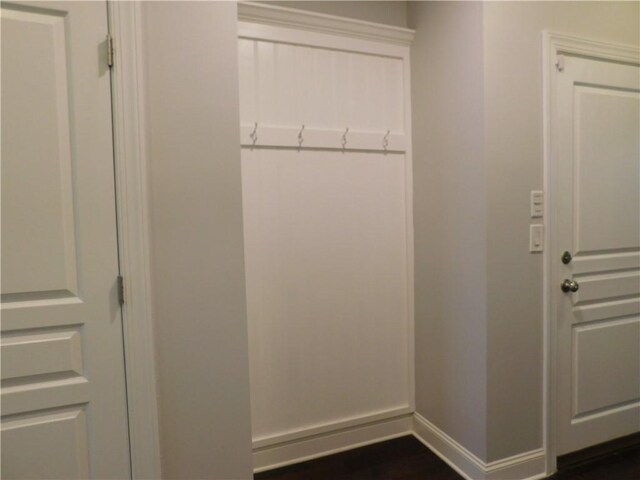330 La Perla Dr, Sugar Hill, GA 30518 - mudroom with baseboards