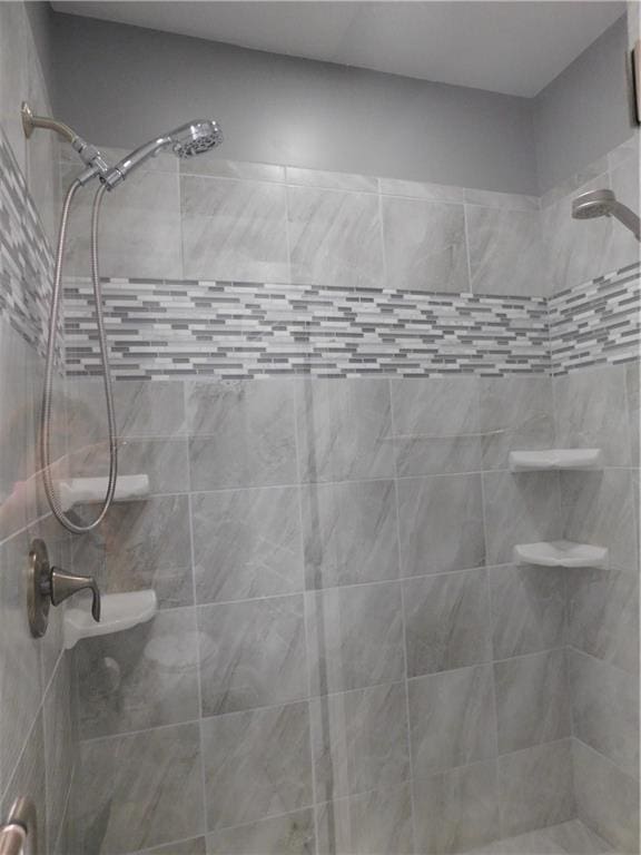 330 La Perla Dr, Sugar Hill, GA 30518 - bathroom featuring tiled shower