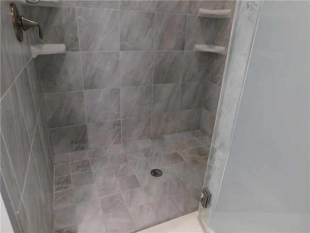 330 La Perla Dr, Sugar Hill, GA 30518 - full bathroom featuring a shower stall