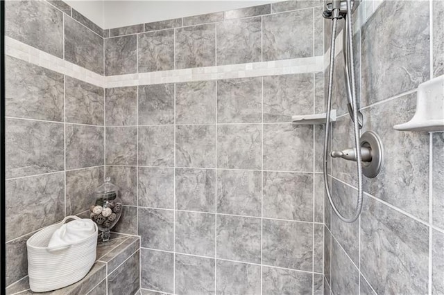 bathroom featuring a tile shower