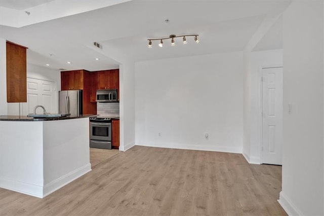 1075 Peachtree Walk NE Unit A421, Atlanta, GA 30309 - kitchen featuring appliances with stainless steel finishes, dark countertops, light wood-style floors, tasteful backsplash, and recessed lighting
