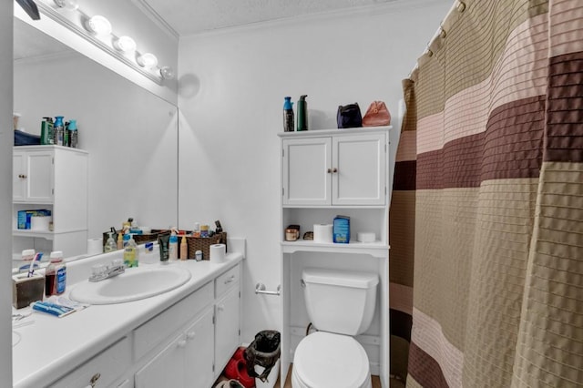 full bathroom featuring curtained shower, vanity, toilet, and crown molding