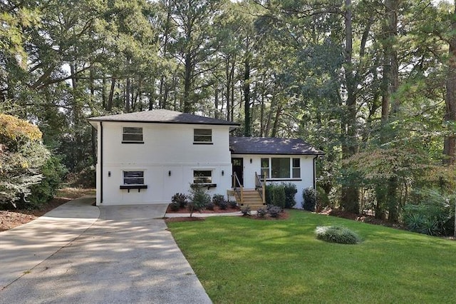 tri-level home featuring a front yard