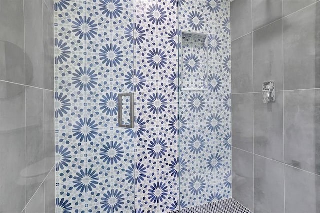 bathroom featuring tiled shower