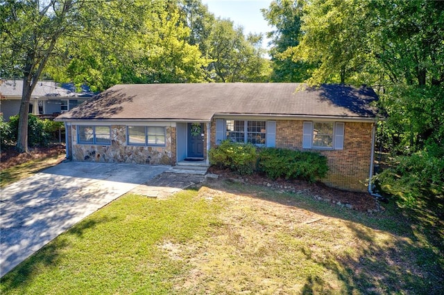 single story home with a front yard