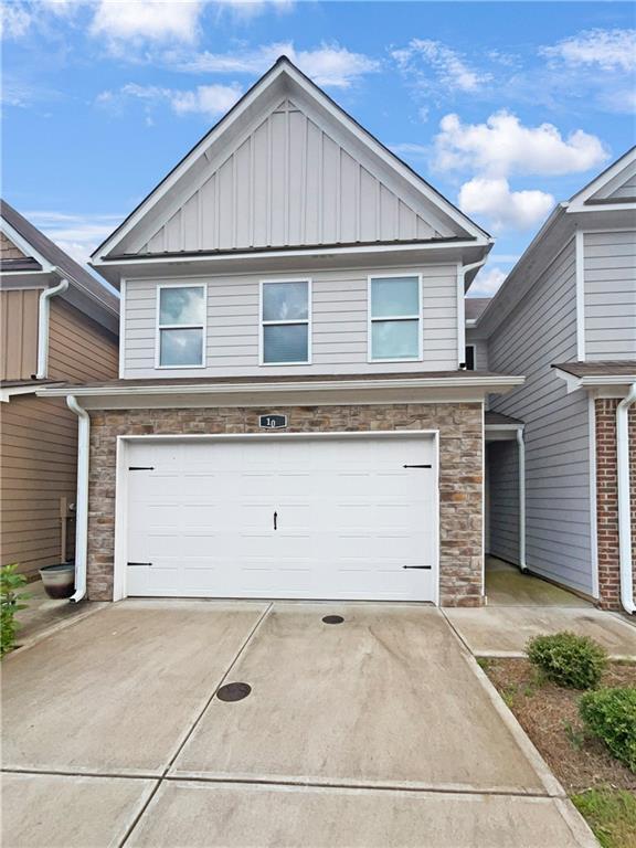 view of front facade with a garage