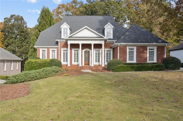 view of front facade with a front yard