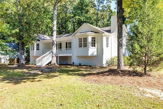 split foyer home with a front yard