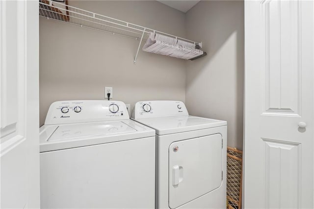 washroom featuring washing machine and clothes dryer