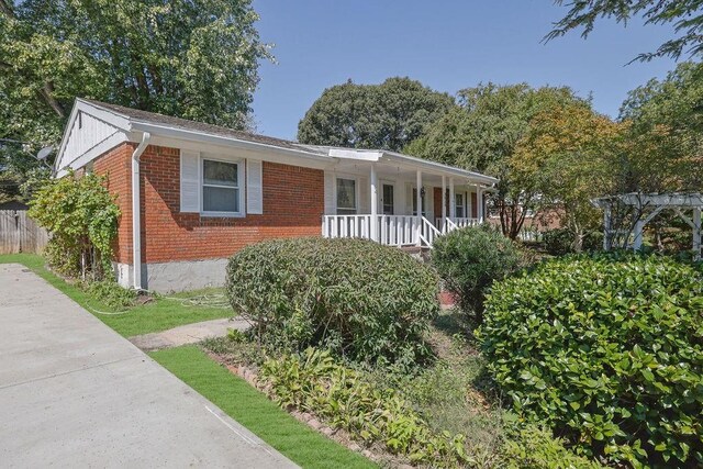 single story home with a porch