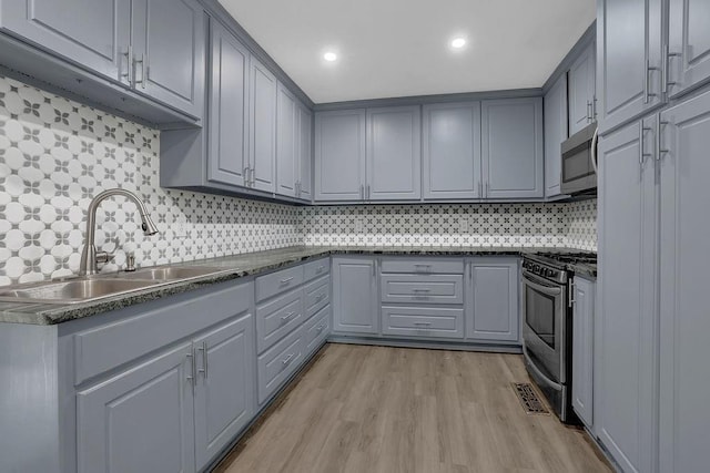 kitchen featuring light hardwood / wood-style flooring, gray cabinets, and sink