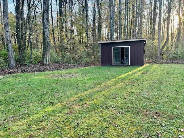 view of yard with a shed