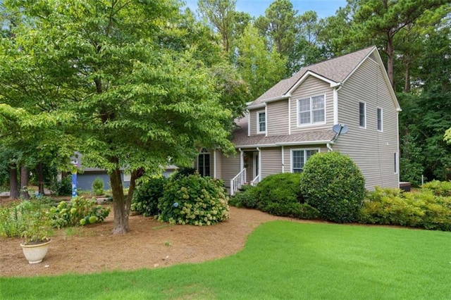 view of front of property featuring a front yard