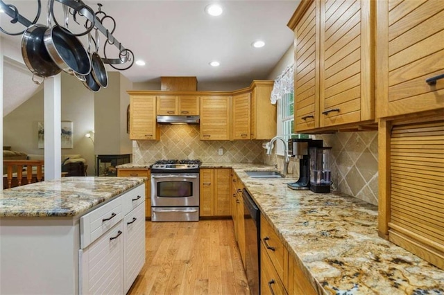 kitchen featuring tasteful backsplash, stainless steel range with gas cooktop, light wood-type flooring, sink, and dishwasher