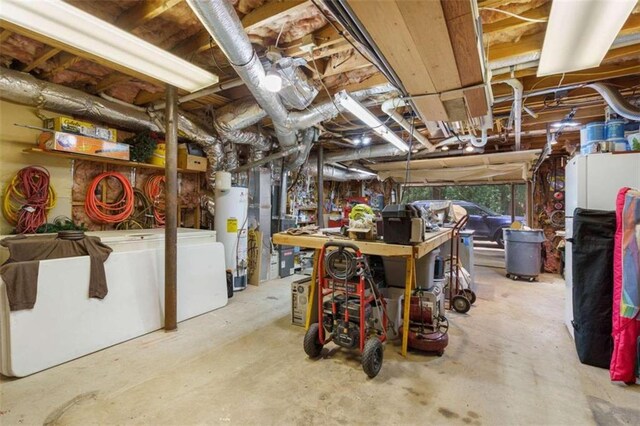 kitchen with a kitchen bar, kitchen peninsula, ceiling fan, and light colored carpet