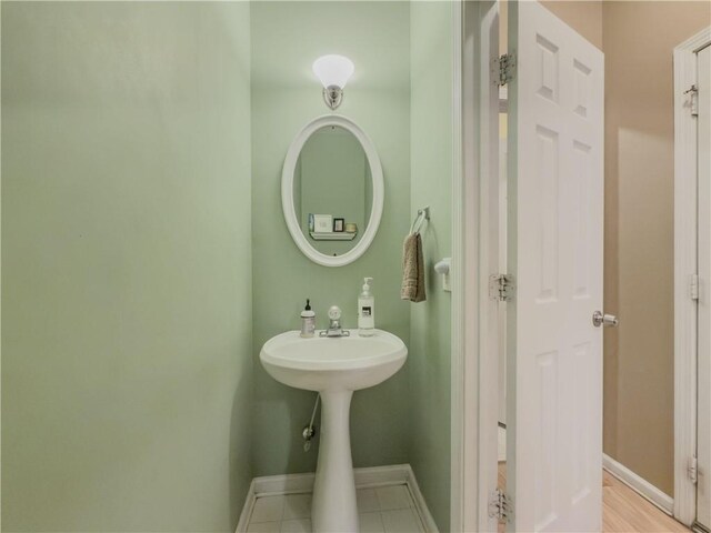 bathroom with baseboards