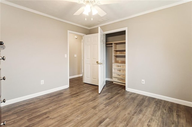 unfurnished bedroom with wood finished floors, baseboards, ceiling fan, ornamental molding, and a closet