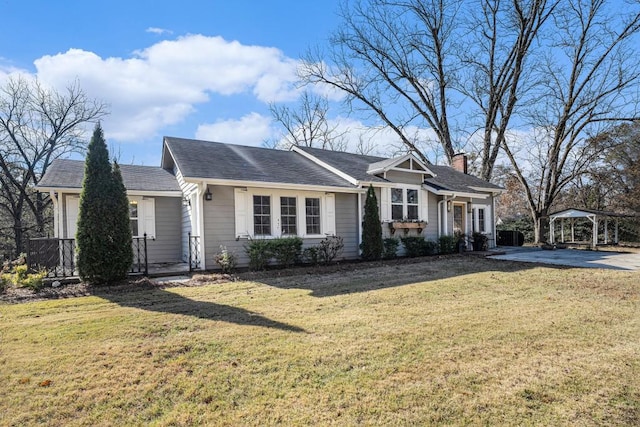 view of front of home featuring a front lawn