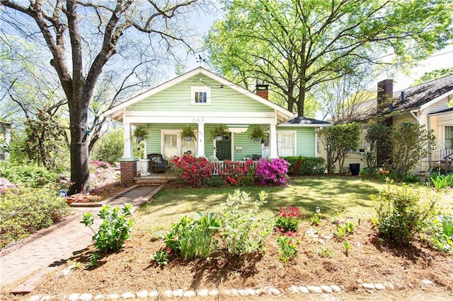 view of front facade featuring a front lawn and a porch