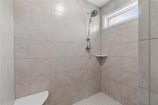 bathroom featuring a tile shower