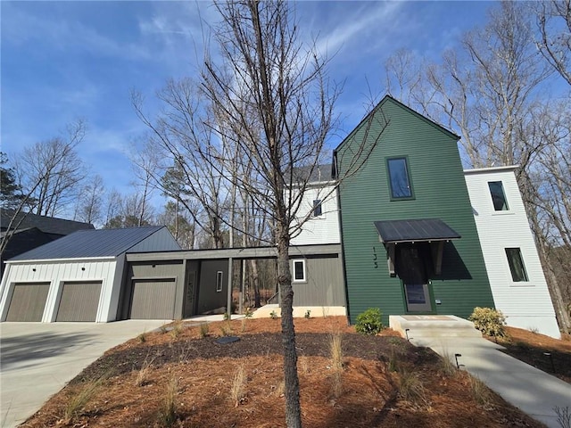 view of front facade with an attached garage and concrete driveway