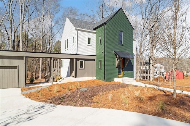 view of front facade featuring a garage and driveway