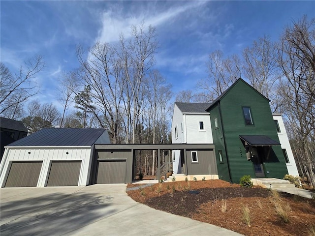 view of front facade with a garage and driveway