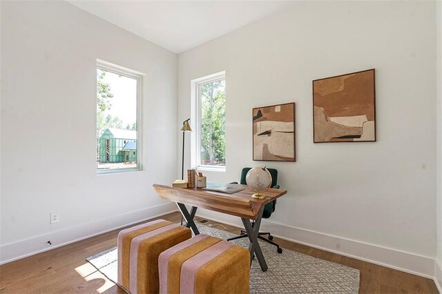 135 Cedarwood Ln, Roswell, GA 30075 - living area featuring light wood-style flooring and recessed lighting