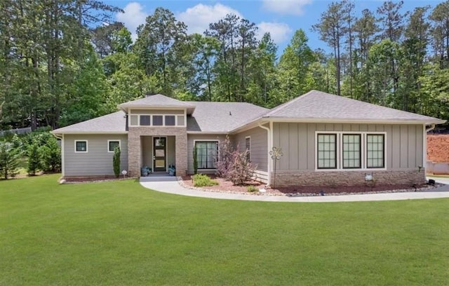 view of front of house featuring a front lawn