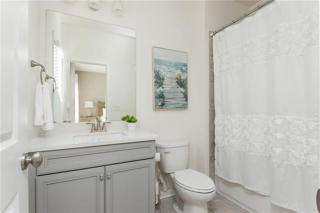 full bathroom featuring shower / bath combo with shower curtain, toilet, and vanity