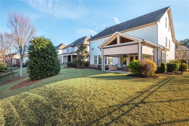 view of front of property featuring outdoor lounge area and a front lawn