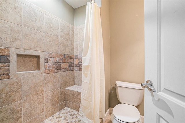 3641 Mountain Cove Rd, Snellville, GA 30039 - bathroom with toilet, tiled shower, and baseboards