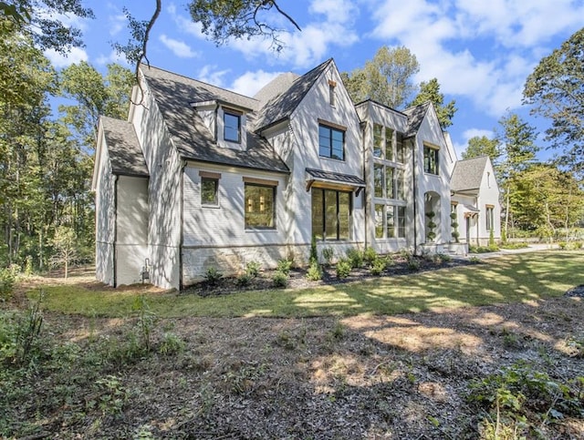 view of front of home with a front lawn