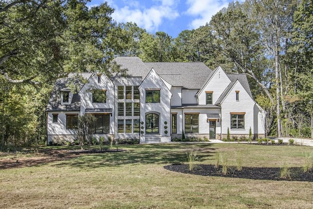 view of front of home featuring a front lawn