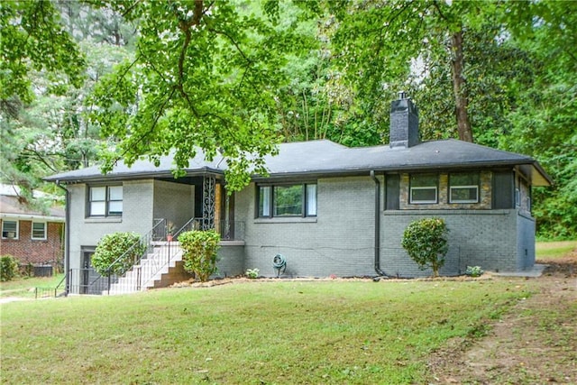 view of front facade with a front lawn