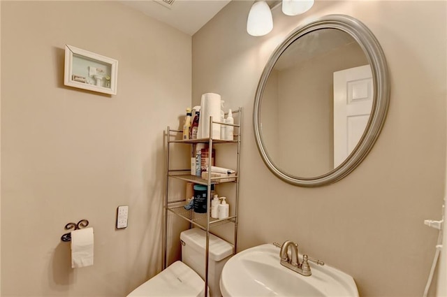 bathroom featuring sink