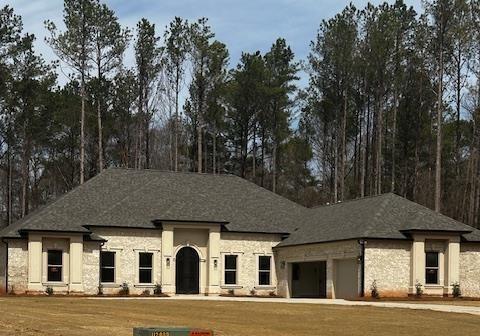 view of front facade featuring an attached garage and a front yard