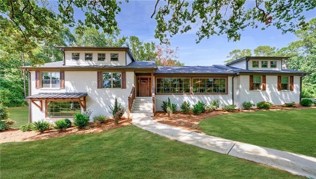 view of front facade featuring a front lawn